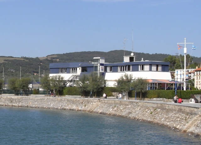 Edificio del Club Kaieder visto desde la ría