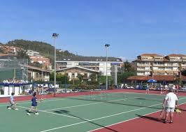 Pistas de tenis del Club Kaieder con jugadores